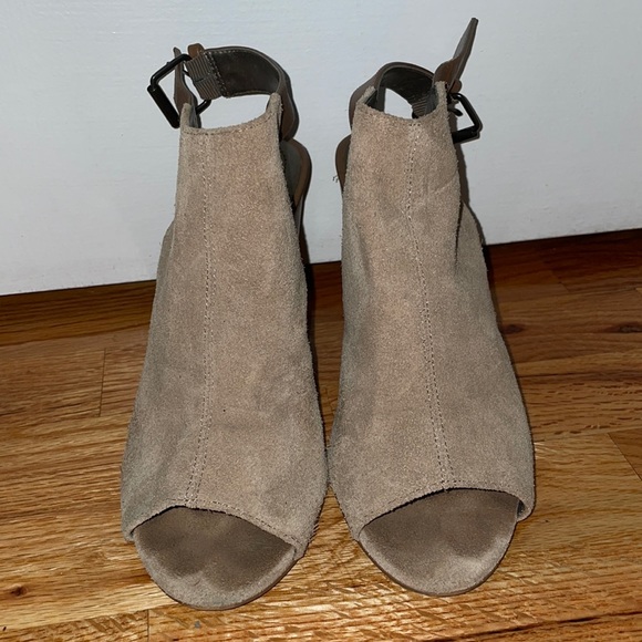 TAHARI Suede peep-toe ankle booties 🤎 - Picture 4 of 4